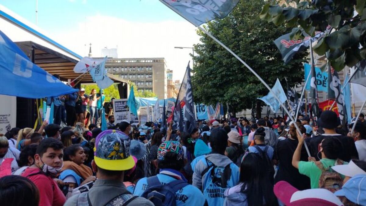 Manifestantes entraron por la fuerza al Ministerio de Educación