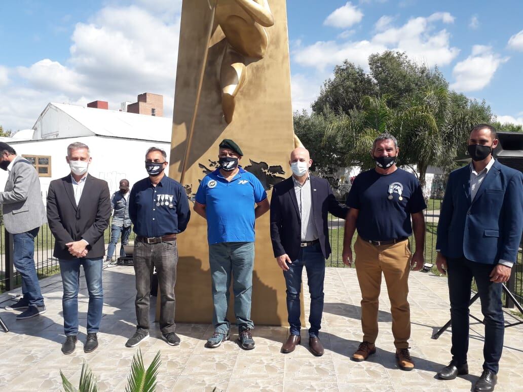 Darío Hernández, justo al lado del presidente de la Agencia Córdoba Turismo, Esteban Avilés, luciendo sus cuatro medallas recuperadas.