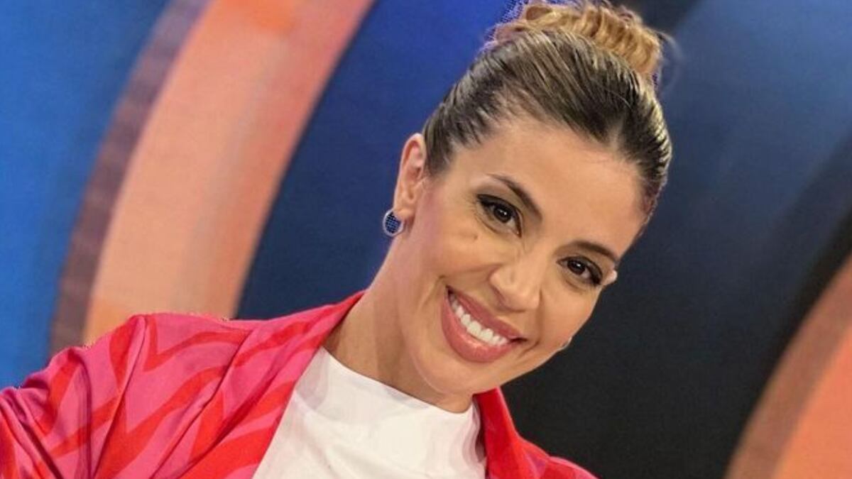 Virginia Gallardo posó en el mar con una microbikini y se llevó todos los corazones rojos