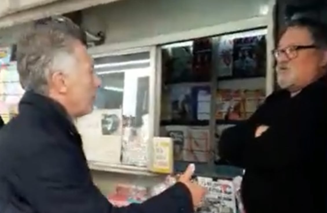 Mauricio Macri fue rechazado por el dueño de un kiosco de diarios. 