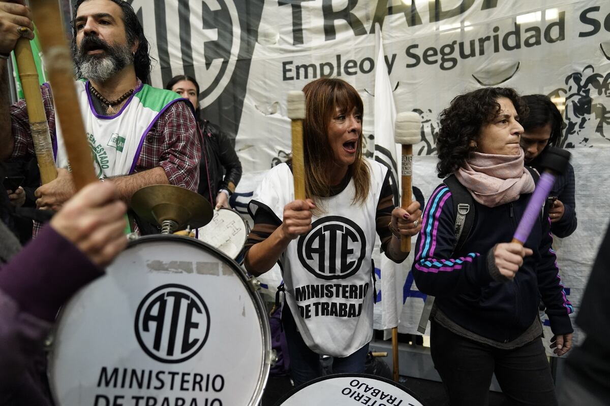Paro de ATE: cientos de efectivos policiales y una tensa jornada de reclamo de trabajadores despedidos