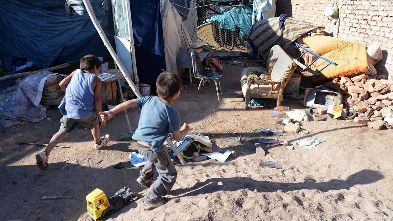 Se estima que la pobreza infantil (menores de 14 años) que en el tercer trimestre fue del 54,8%, habría superado el 60% en los últimos tres meses del año pasado. Foto: Archivo.