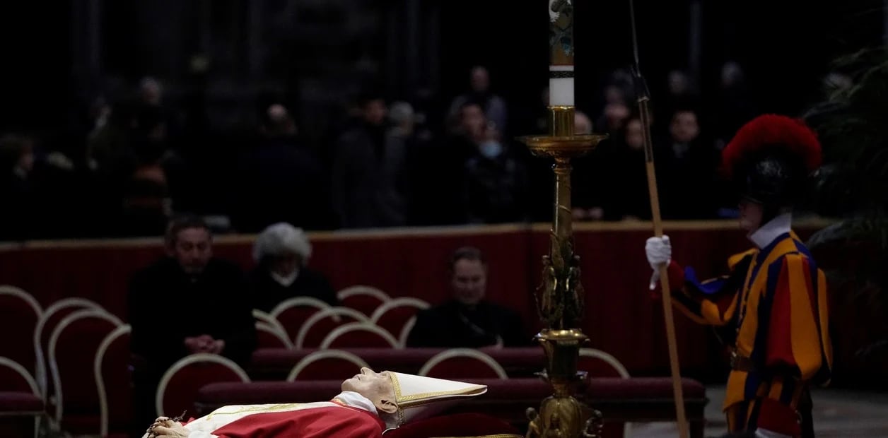 Comenzaron el funeral del Benedicto XVI con una masiva presencia de fieles.