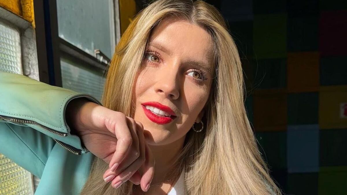 Laurita Fernández mostró su espectacular figura con una microbikini camuflada