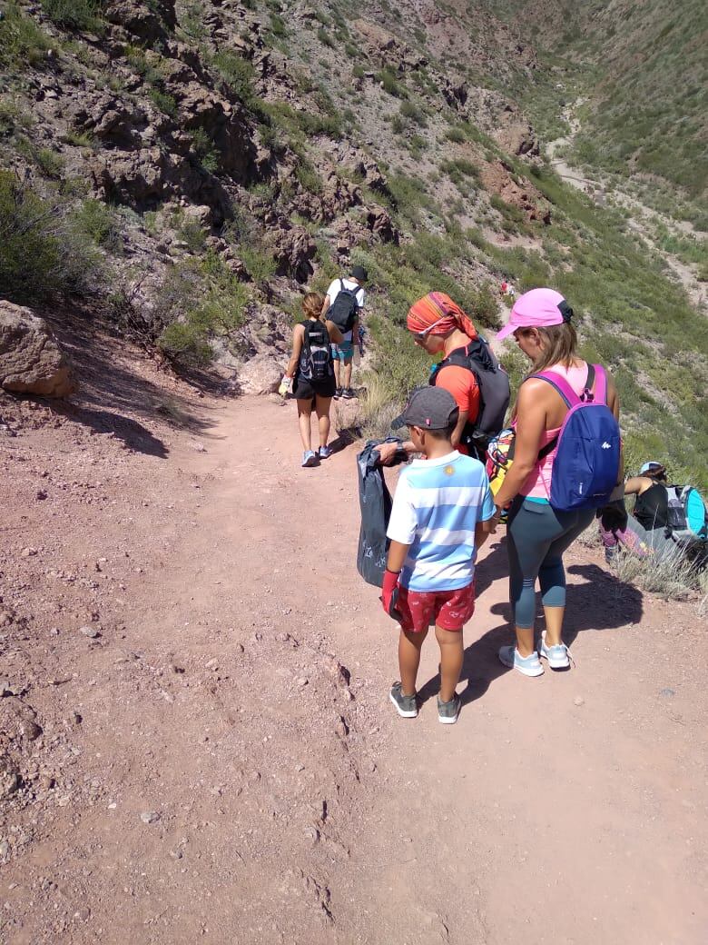 Familias con niños se han sumado a este trabajo solidario, en esta ocasión se encontraban limpiando Quebrada del Salto.