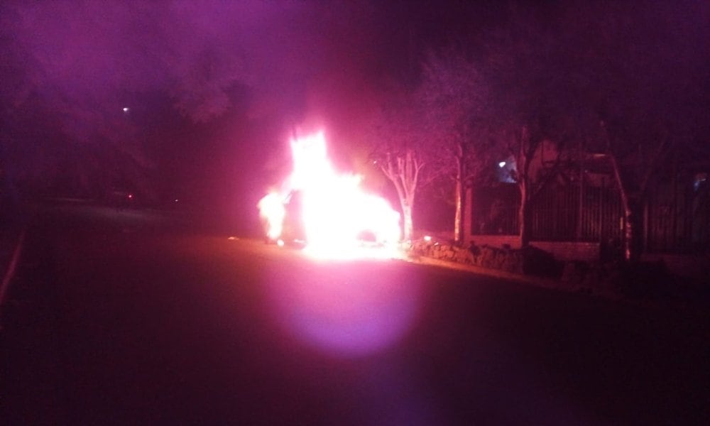 Incendian camioneta estacionada en Puerto Esperanza.