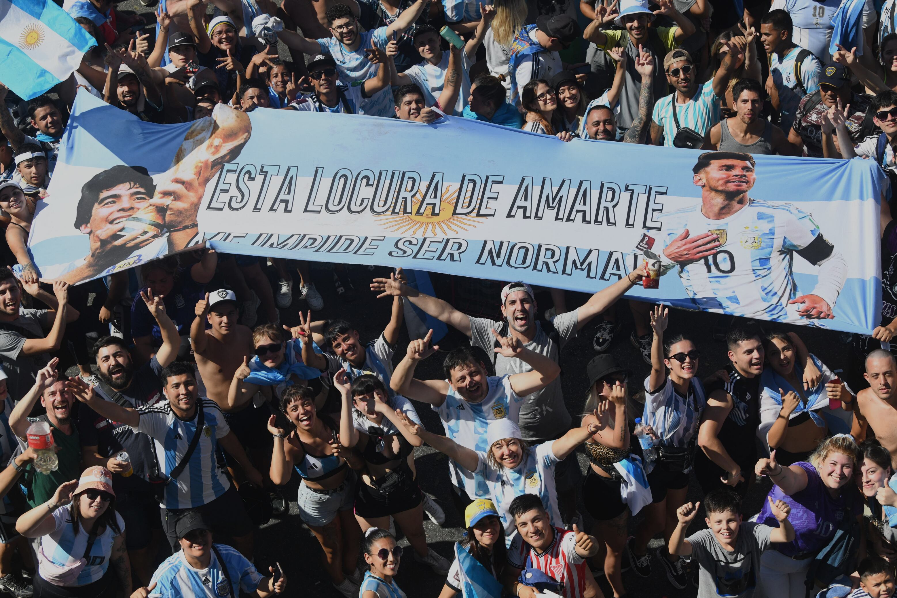 Festejos caravana de los hinchas y la selección Argentina desde Ezeiza Afa hasta gral paz y dellepiane 
messi de paul 
FOTOS CLARÍN