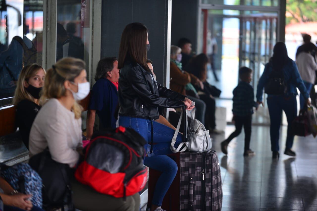 Intensos movimientos en los principales ingresos a la provincia. También en la Terminal de Ómnibus.