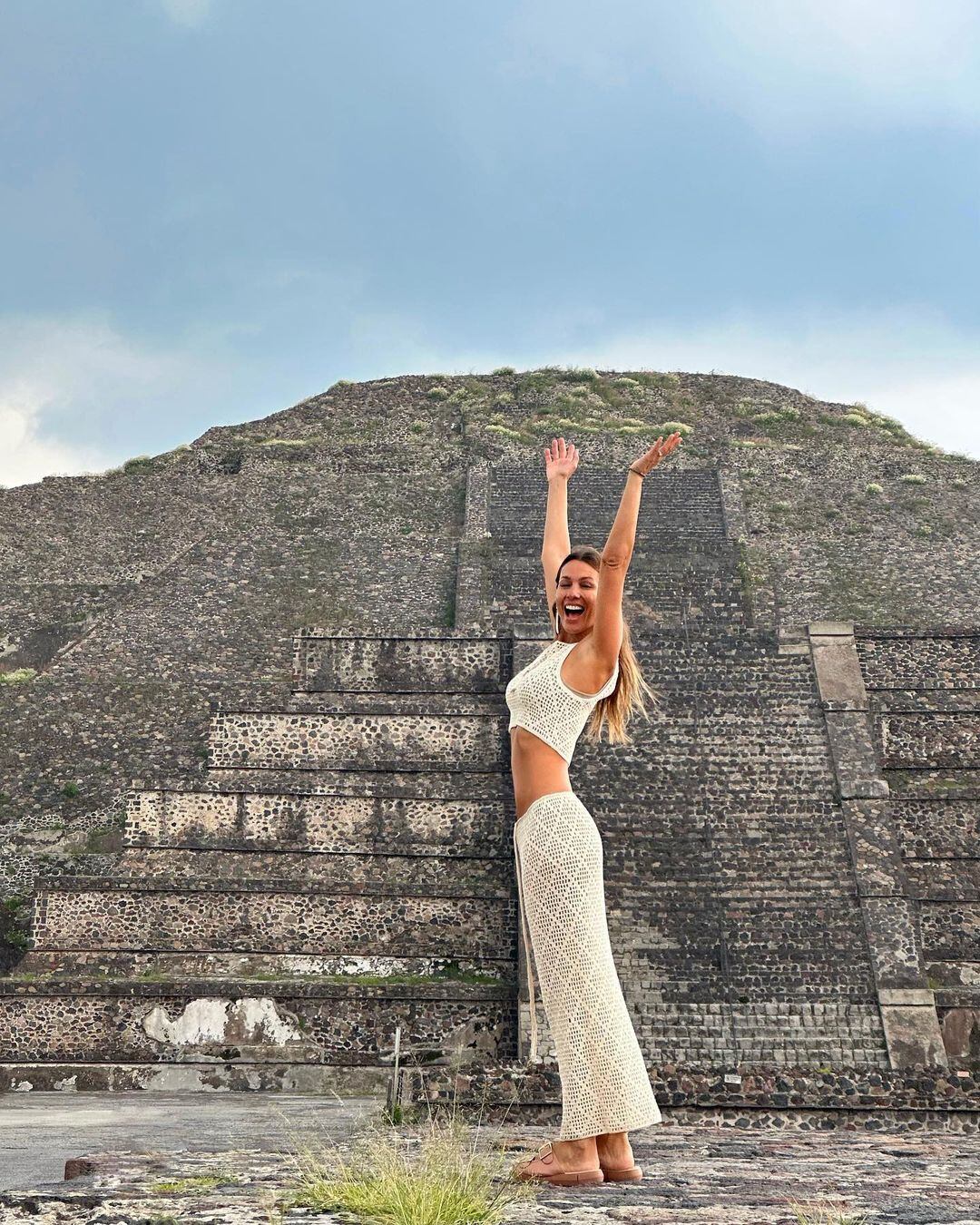 Pampita dio cátedra de estilo con un infartante look desde México