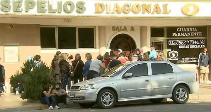 Familiares y amigos de Luciano Olivera en el velorio en Miramar.