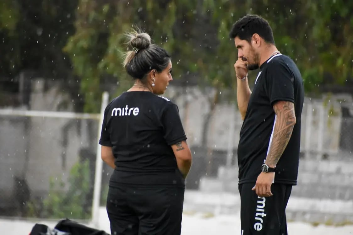 Yamila Correa de Gimnasia, primera mujer en formar parte del CT de un equipo de Primera Nacional.