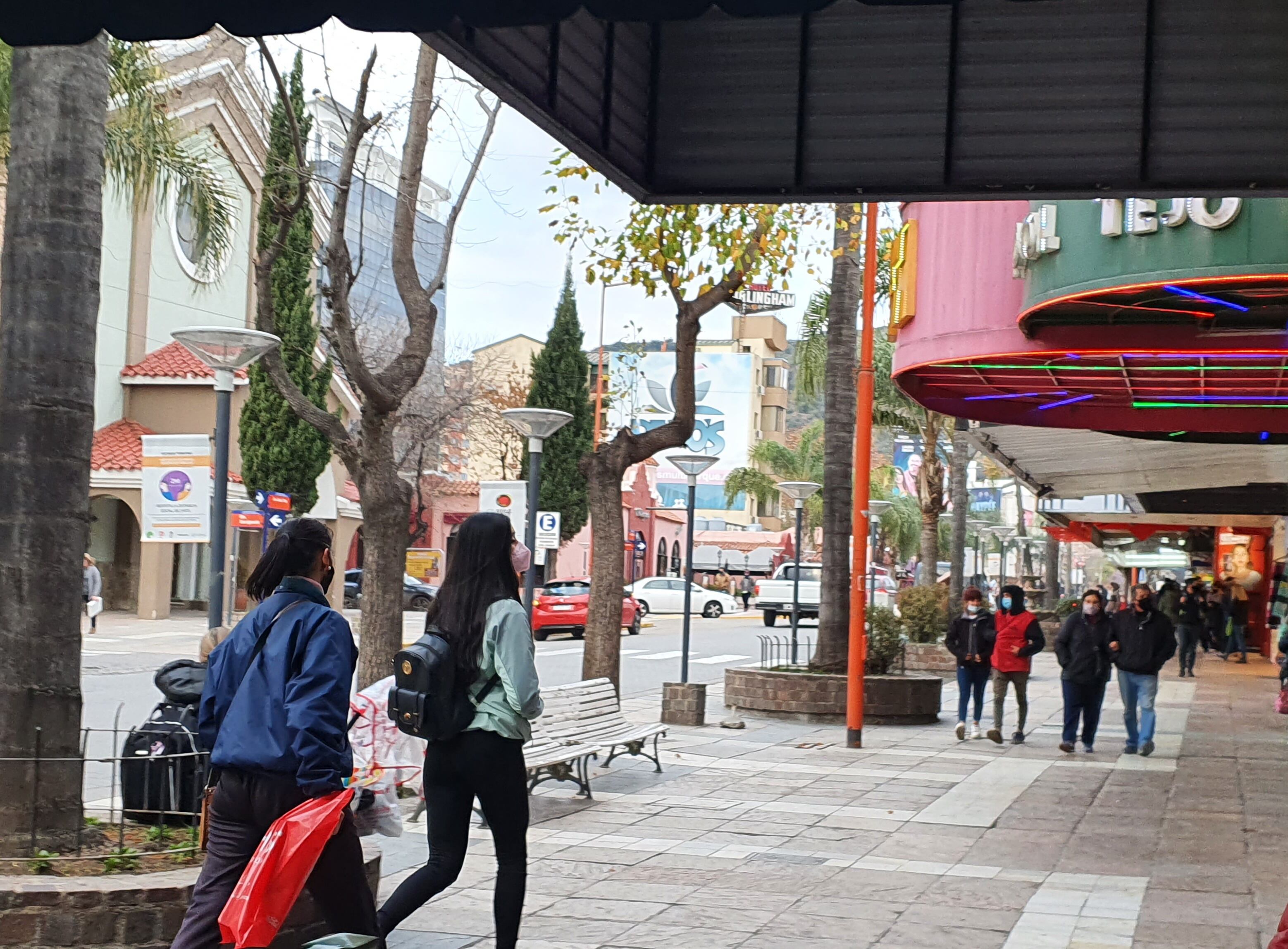 Familias paseando, otras comprando, desde las primeras horas del día.