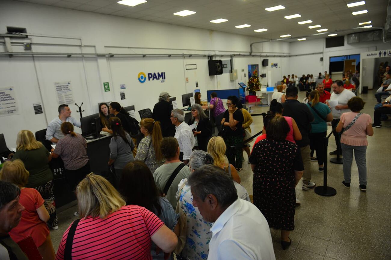 Largas filas en la sede de PAMI por jubilados que buscan mantener la cobertura de sus remedios. 