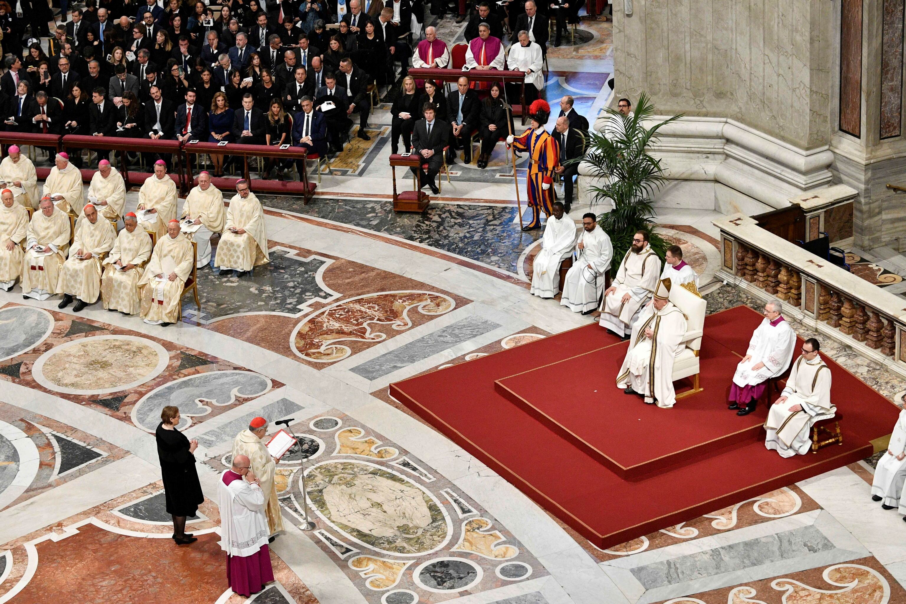 Miles de personas se congregaron en la Basílica de San Pedro para la celebración eucarística de casi dos horas de duración presidida por el papa Francisco. Unos 400 fieles llegados desde la Argentina, algunos con banderas nacionales, ocuparon las primeras filas de la Basílica con estampitas de la inminente santa, a la que los obispos argentinos consideraron esta semana como la "Madre Espiritual de la Patria".