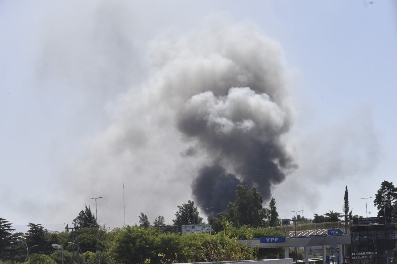 Impresionante incendio en una fábrica de barrio Los Boulevares en el norte de la ciudad de Córdoba. (José Hernández/La Voz)