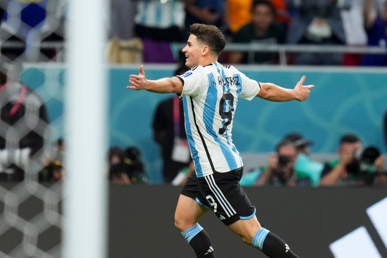 La Araña Álvarez celebra su gol ante Australia para 2-0 (AP)