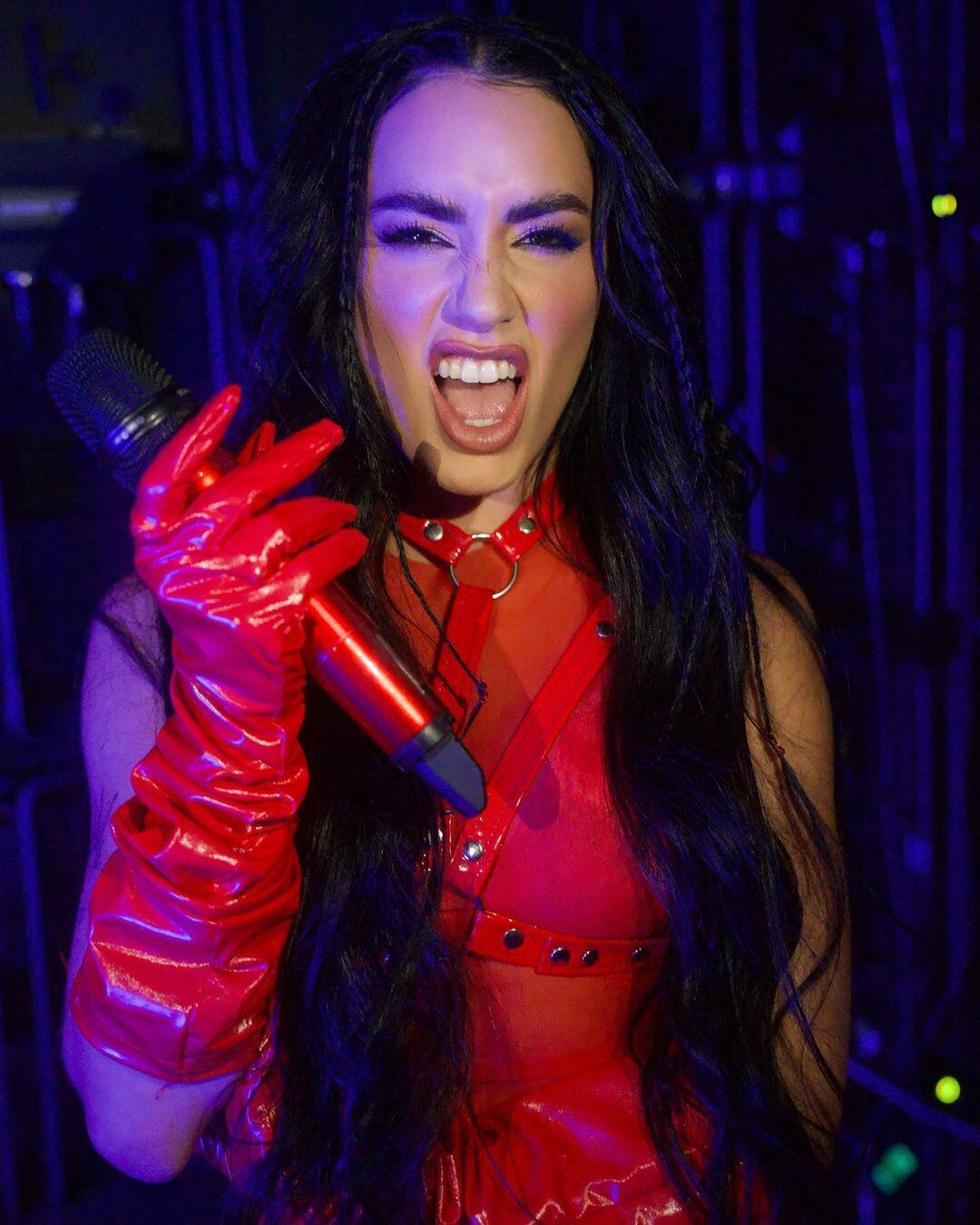 Lali Espósito con su look a puro rojo pasión y cuero