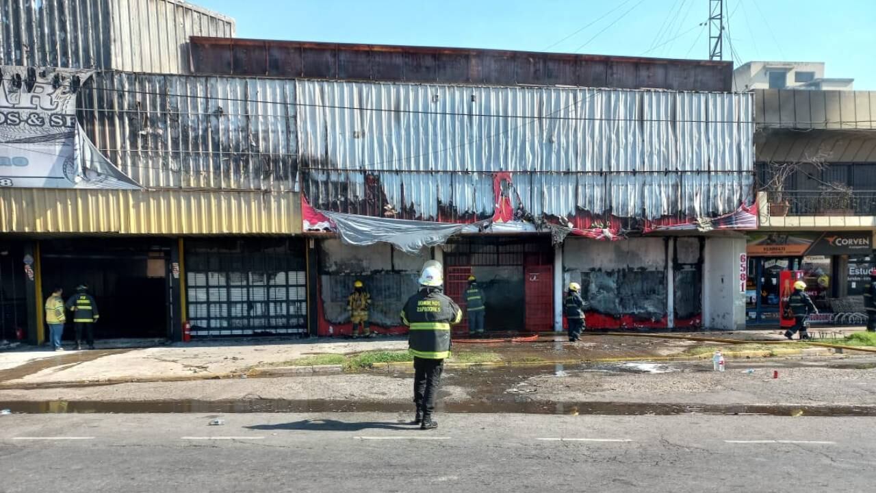 Voraz incendio en zona oeste (@CIOR_Rosario)