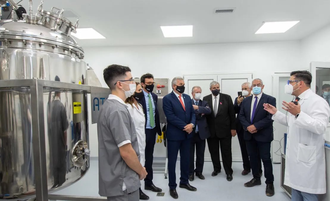 El gobernador Gerardo Morales y el presidente de la empresa estatal Cannava, Gastón Morales, recorrieron con demás autoridades y legisladores las instalaciones del Complejo de Biotecnología emplazado en Finca El Pongo.