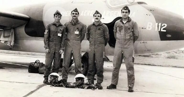 Eduardo Jorge De Ibáñez (primero de izquierda a derecha) uno de los aviones bombarderos Canberra MK-62 que partió el 1 de mayo de 1982 para evitar que los ingleses llegaran a Malvinas.