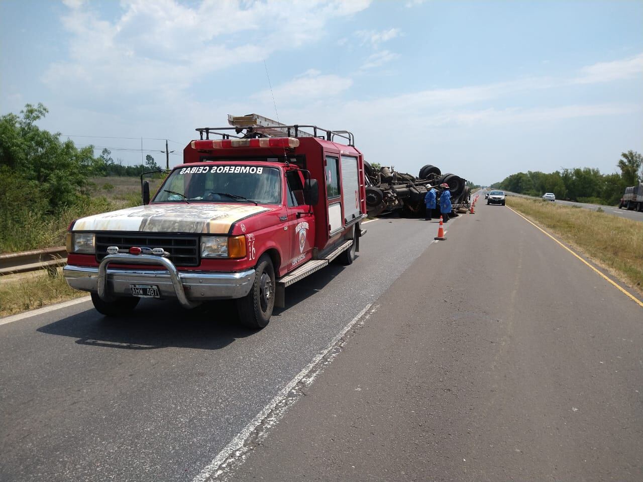 Vuelca un camión con su carga en RN12