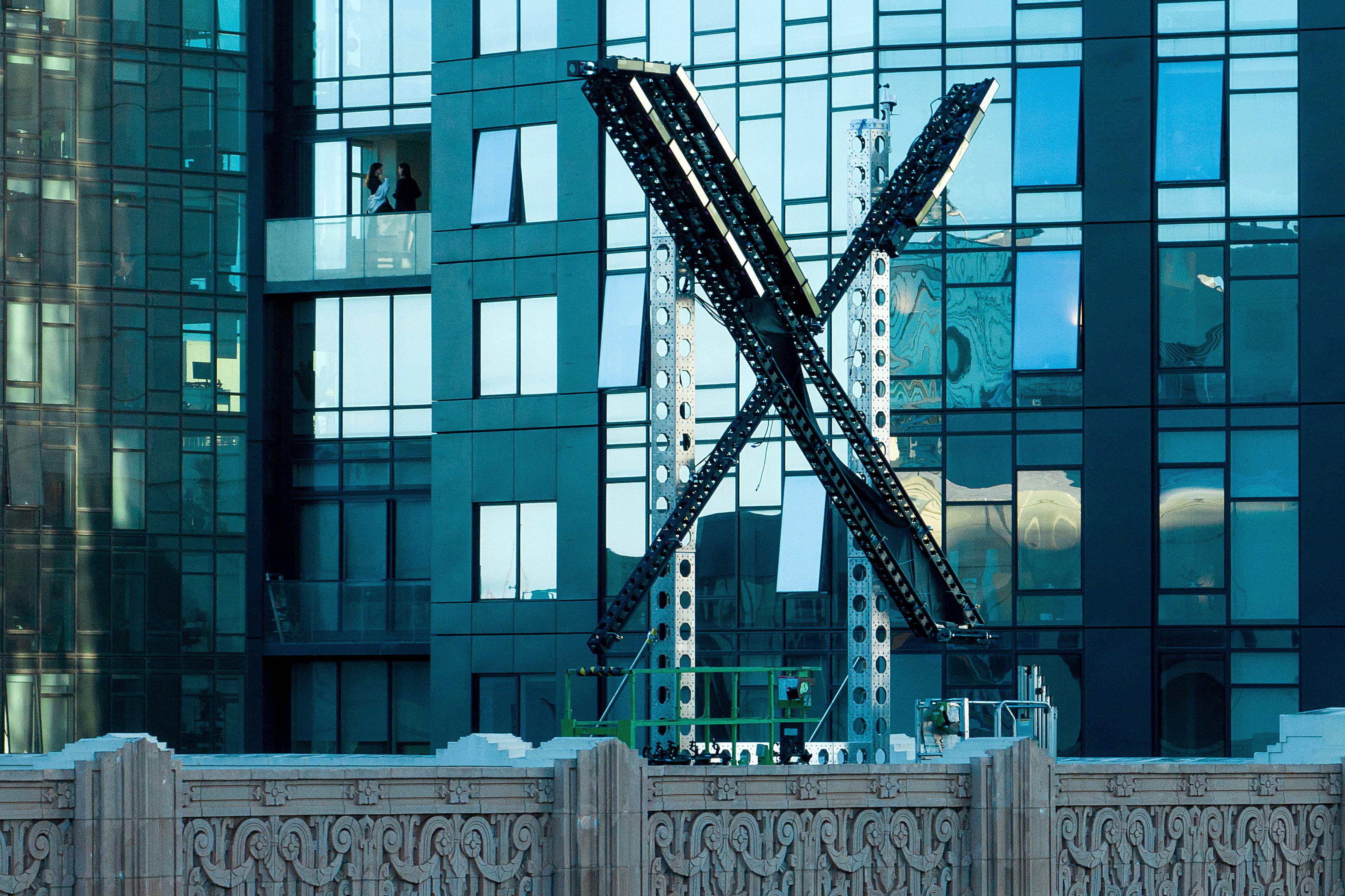 Un letrero de "X" casi completo en la parte superior del edificio que alberga las oficinas de la compañía, anteriormente conocida como Twitter, en el centro de San Francisco, el viernes 28 de julio de 2023. (AP Foto/Noah Berger)