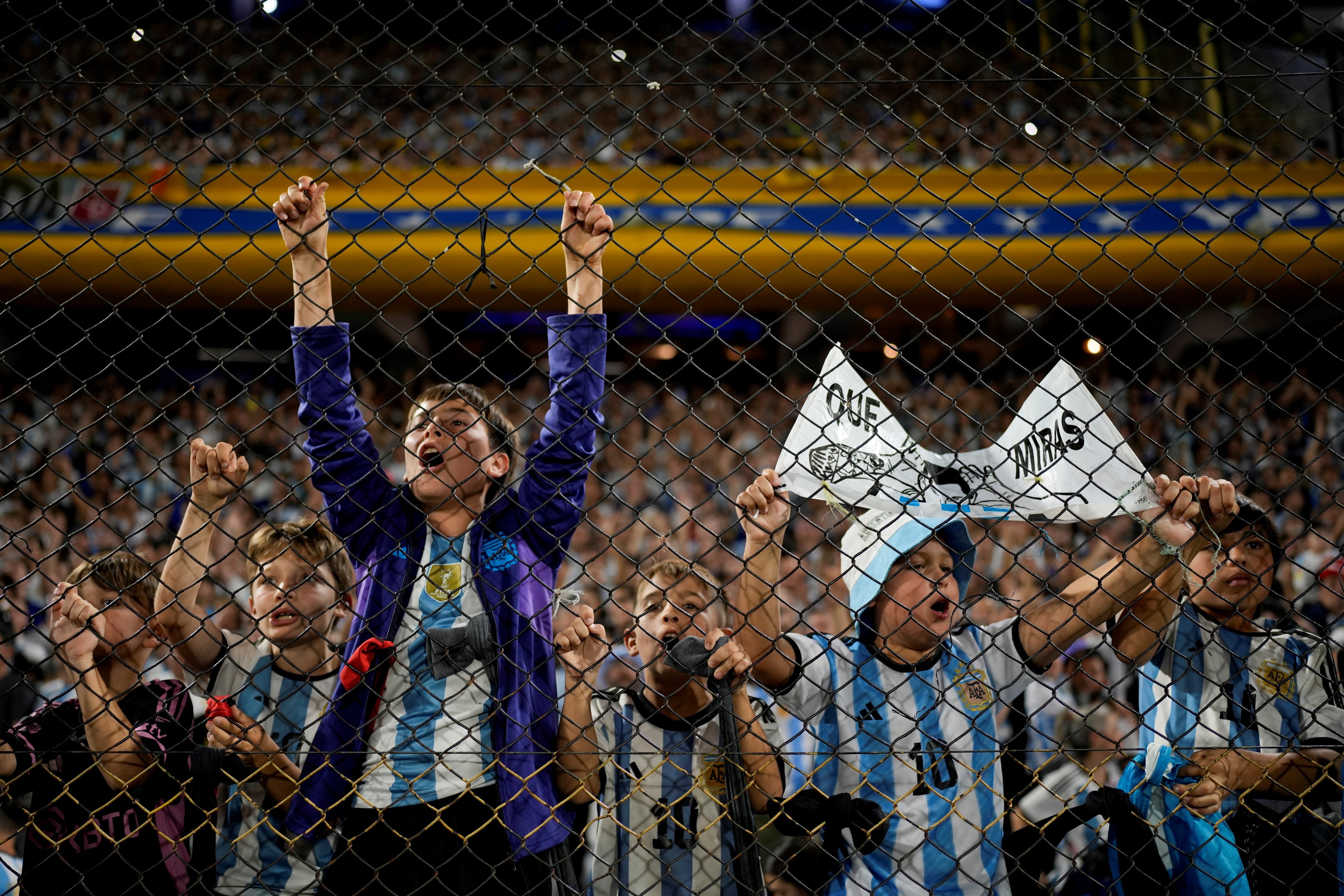 A cancha llena se jugó el partido en La Bombonera. (AP)