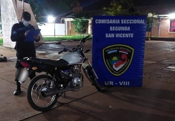 Recuperan motocicleta robada en San Vicente.