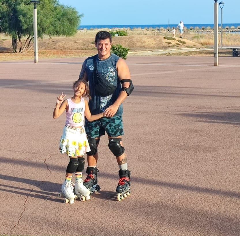 Lara junto a su papá Sebastián.