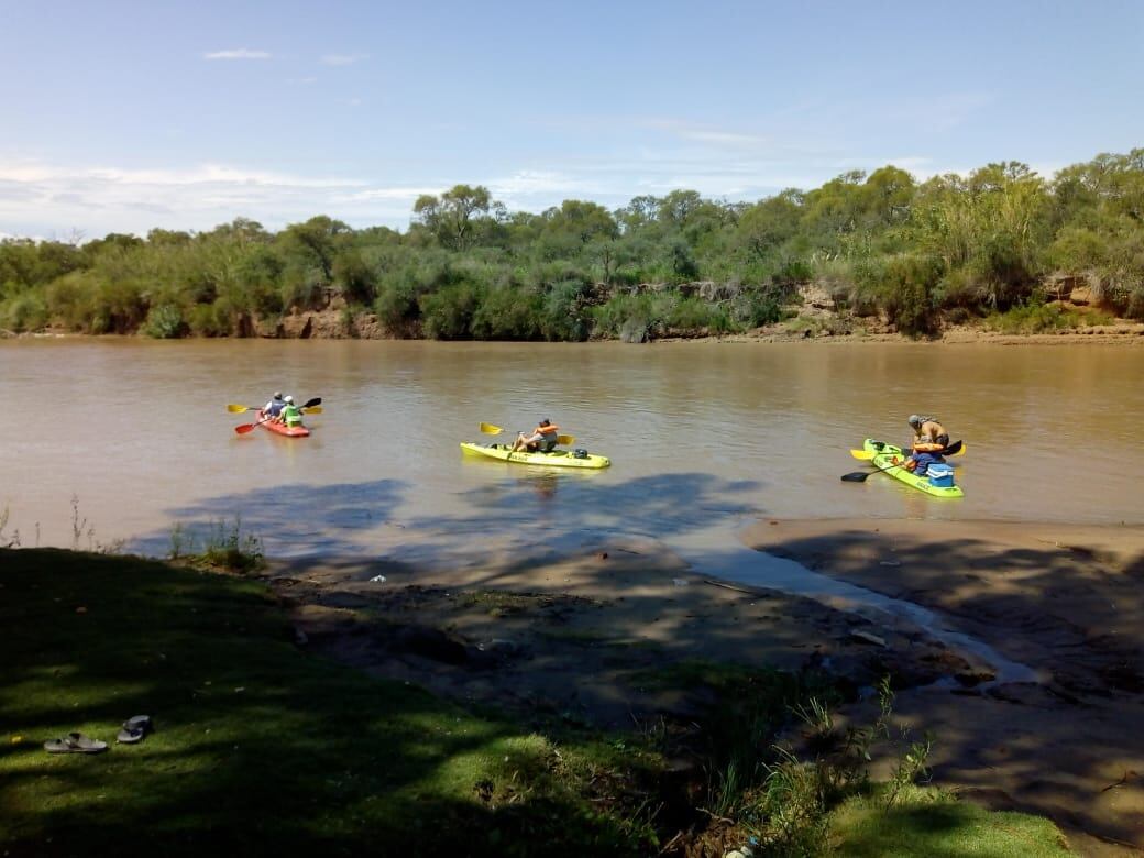 Balneario El Puente, con actividades como kayak y trekking.