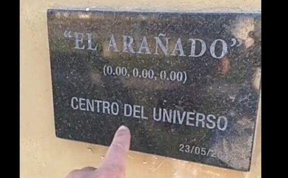 La particular placa que hay en el ingreso a la localidad.