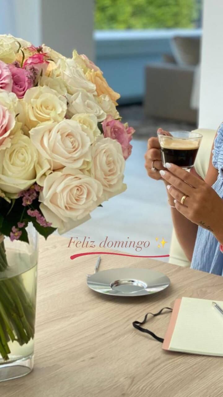 La rosarina recortó la foto de uno de sus desayunos con rosas en Europa.