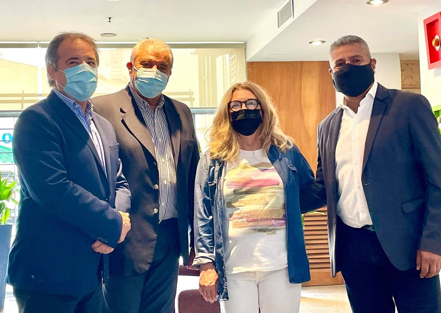 Alberto Bernis, Marcelo Nasif y Gaspar Santillán, al recibir a la senadora Claudia Rucci en su arribo a San Salvador de Jujuy para acompañar la campaña proselitista de cara a los comicios del domingo próximo.