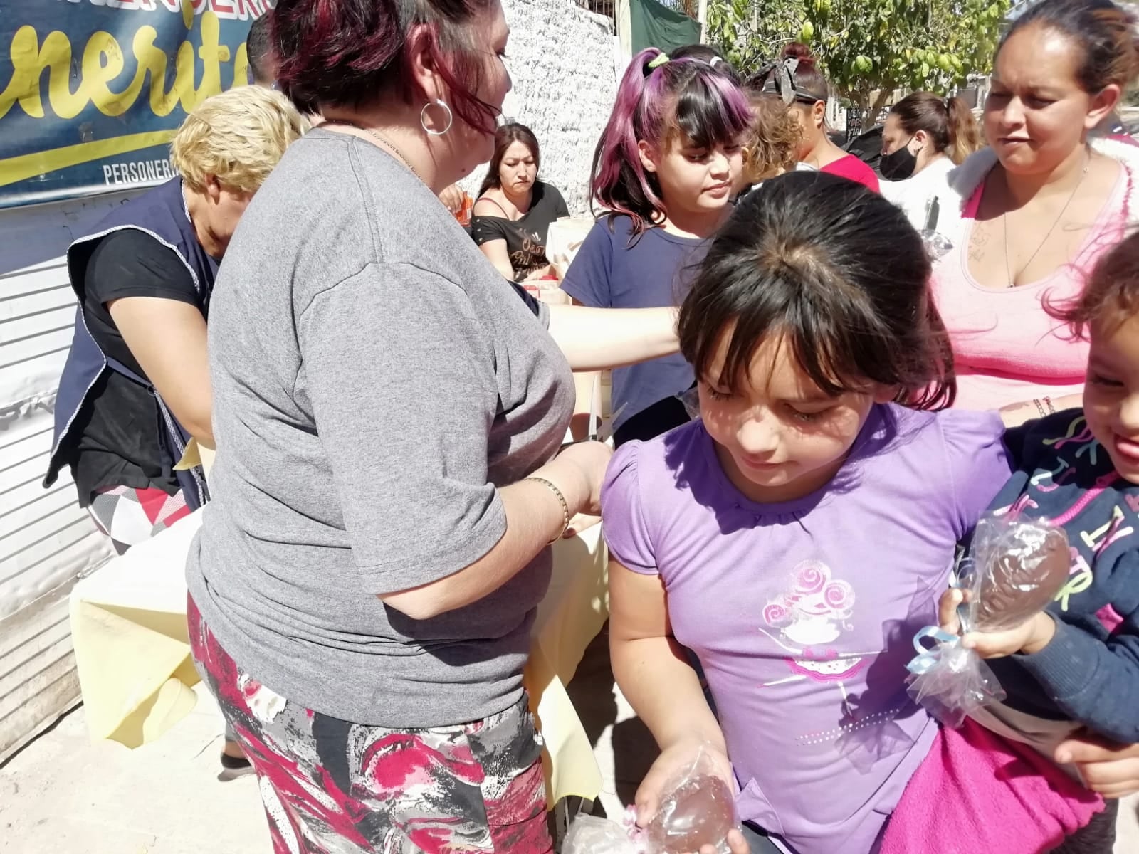 Huevos de pascua solidarios: dos mujeres prepararon más de 1.000 huevos para entregar en dos merenderos mendocinos. Foto: Gentileza Gabriela Carmona.