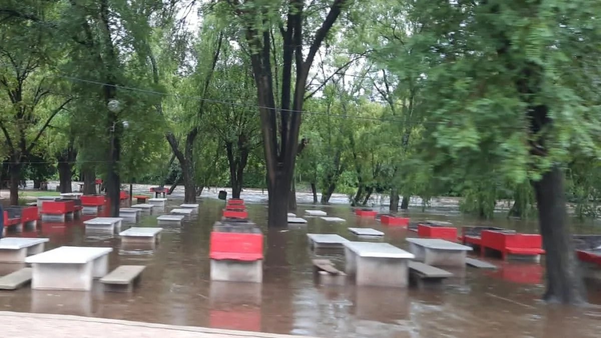 Un balneario terminó bajo el agua tras las intensas lluvias.