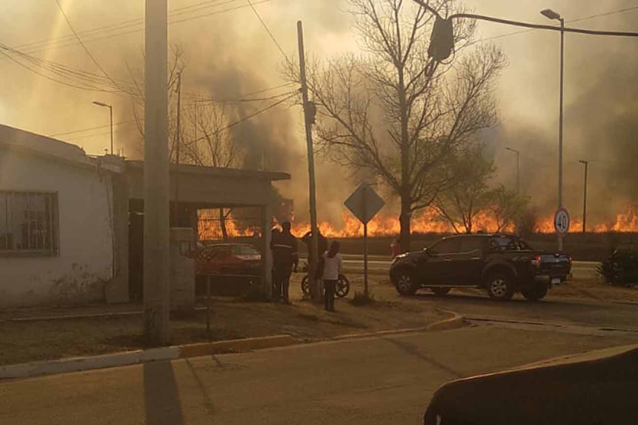 Incendio en la autopista Carlos Paz . (Facundo Luque / La Voz)