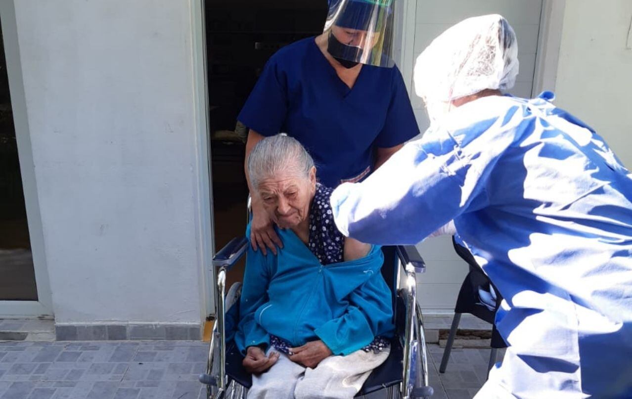 Vacunación contra el COVID-19 en geriátricos de San Luis.