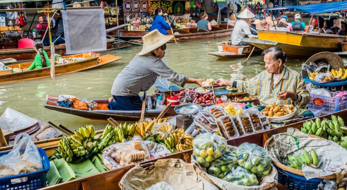 Entre pinzas: cordobesa comió un particular insecto en Tailandia y su reacción es furor