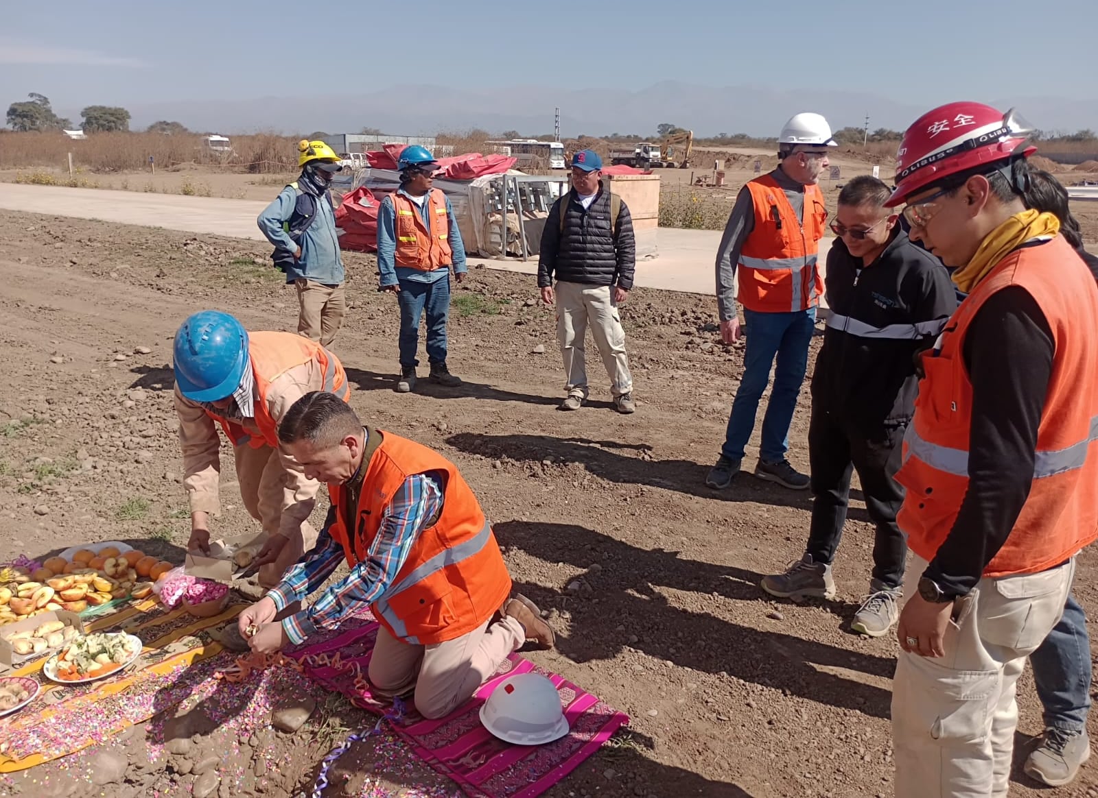 Los propios trabajadores condujeron el ritual de ofrendar a la Pachamama en el Parque Industrial de Perico, con la participación de directivos de la empresa china Tsingshan y funcionarios del municipio local.