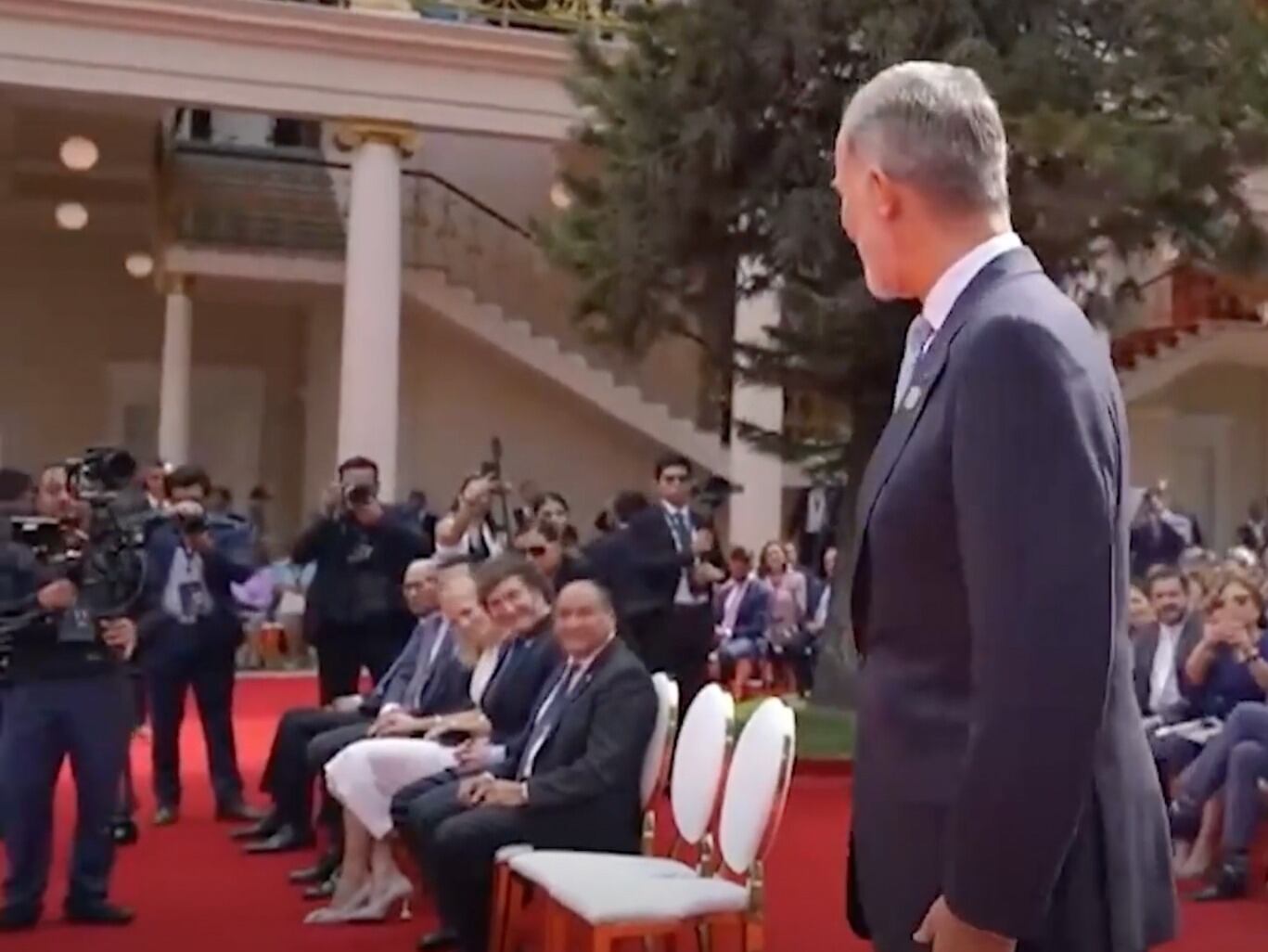 El saludo a la distancia entre Javier Milei y Felipe VI.