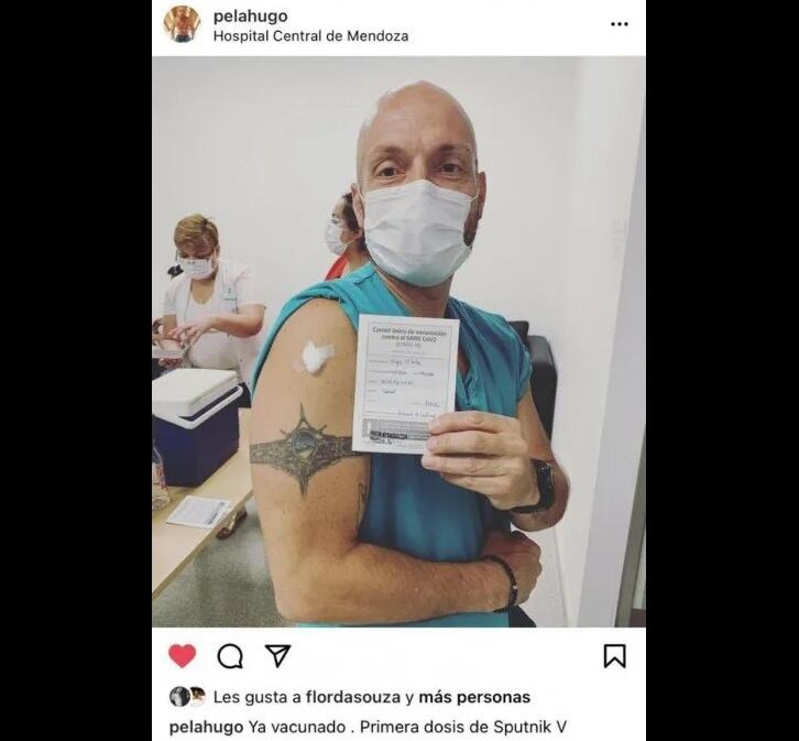 Hugo Vitale, médico intensivista y coordinador de trasplantes del Hospital Central, recibió la primera dosis.