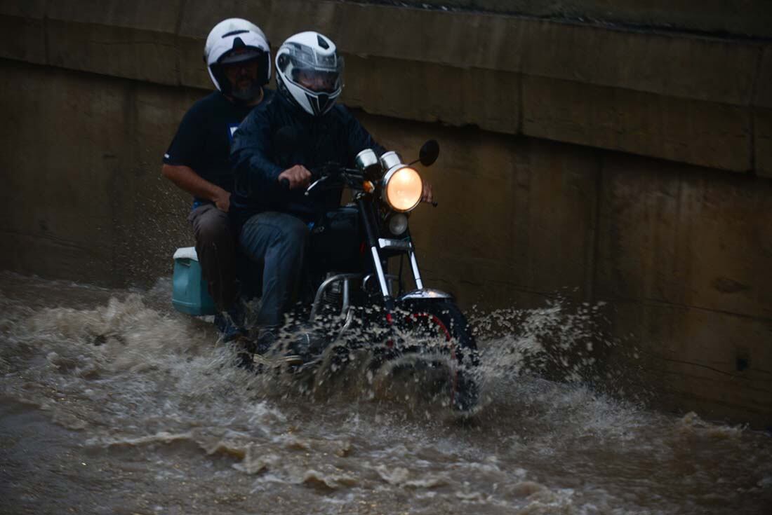 El temporal del sábado inundó calles en Córdoba. 
Foto José Gabriel Hernández / La Voz