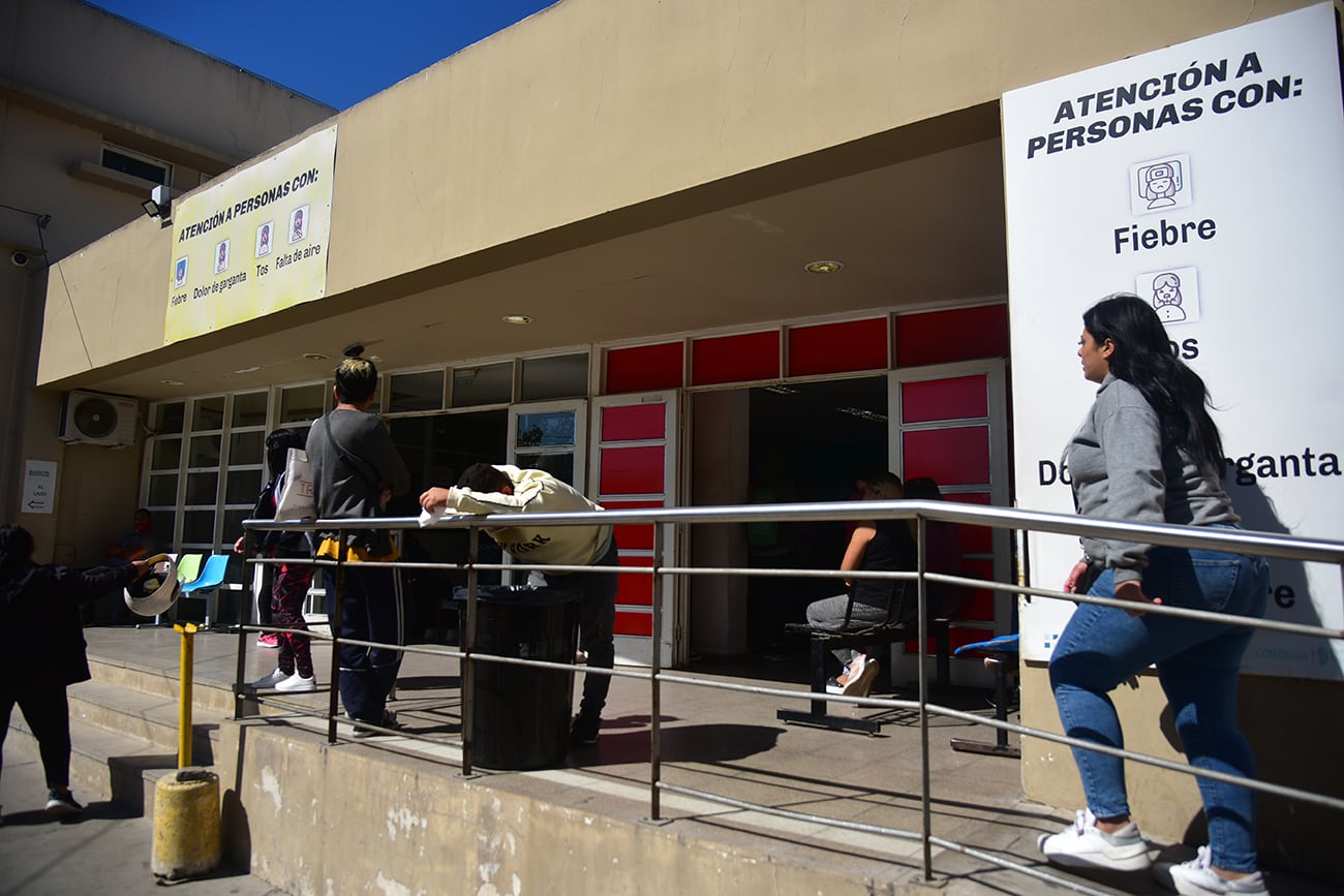 La guardia del Hospital Rawson de la ciudad de Córdoba colapsada por consultas por sospecha de dengue. (Pedro Castillo / La Voz)