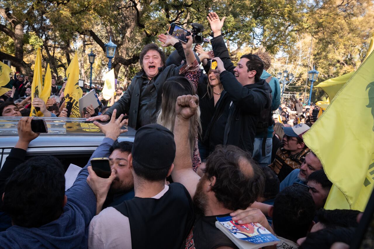 Curiosa visita de Javier Milei a 8 dias de las elecciones PASO,  agitó y abrazó a los militantes, pero no hizo ninguna declaración

Foto: Ignacio Blanco / Los Andes 