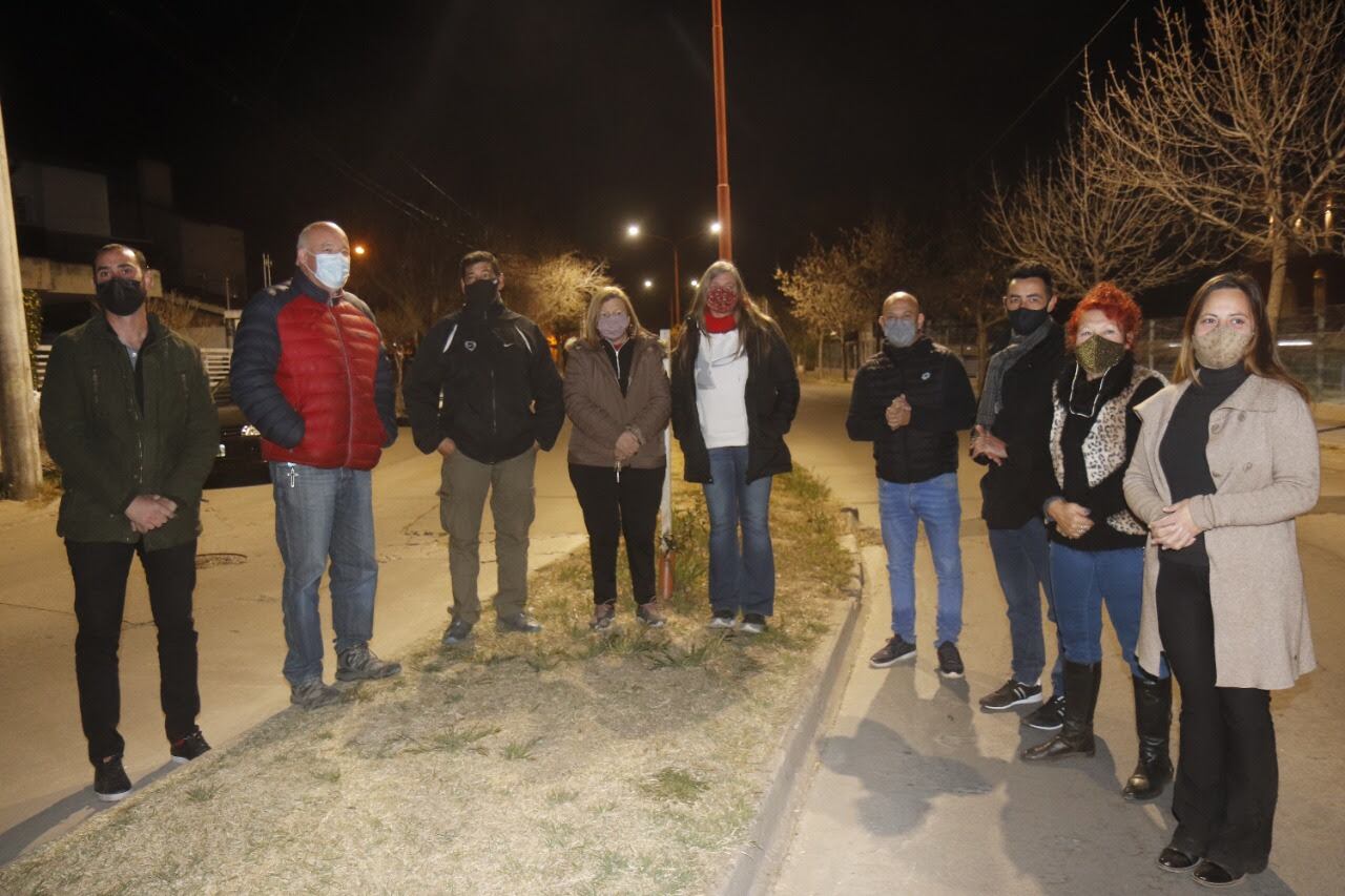 Nuevas luminarias en calle Azopardo de barrio Sol y Lago en la zona del Distrito Este.