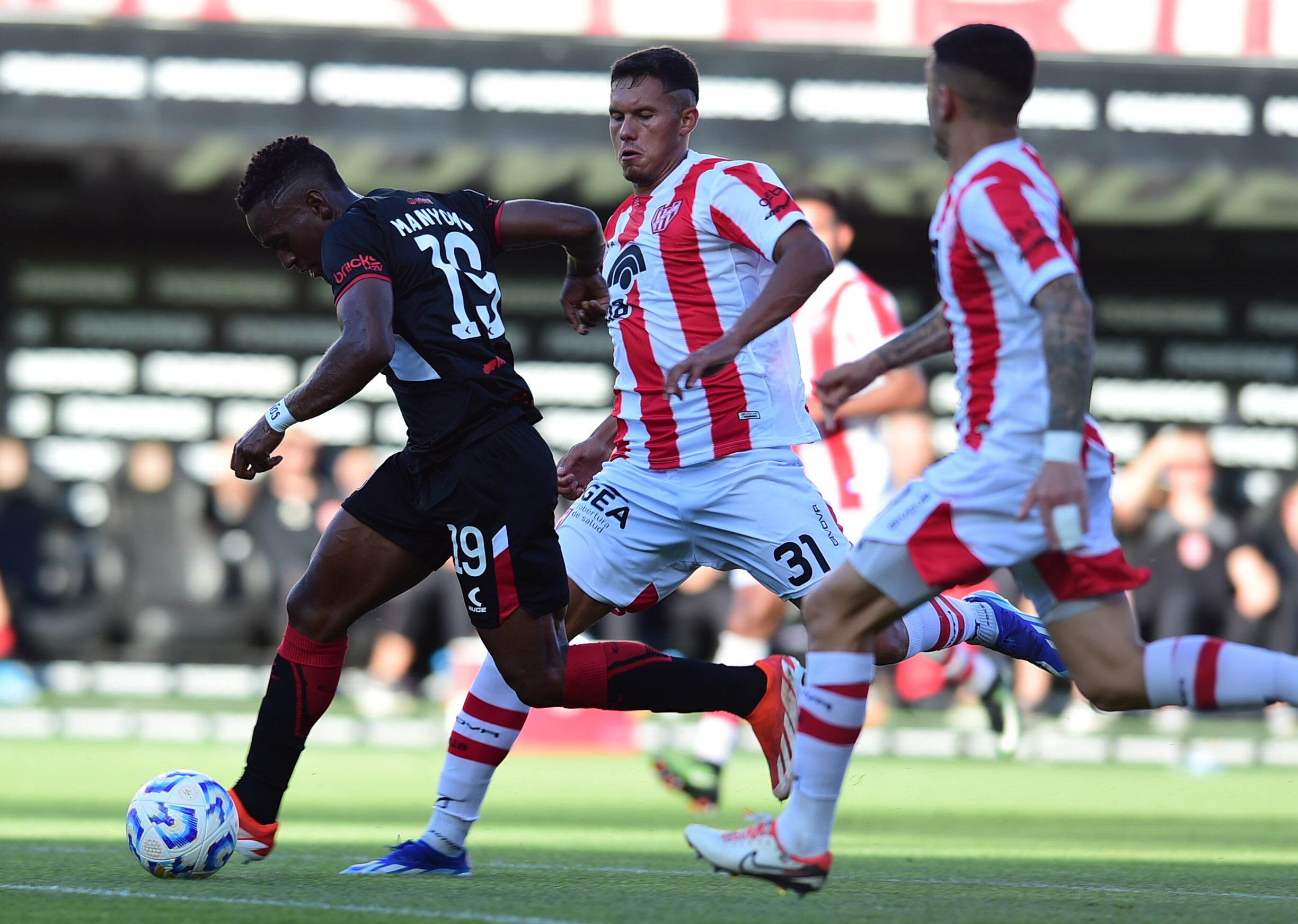 LA PLATA, ARGENTINA. OCTUBRE 20, 2024. Escenas de la Fecha 18 de la Liga Profesional de Futbol entre Estudiantes de La Plata e Instituto de Cordoba en el Estadio UNO Jorge Luis Hirschi en La Plata, Argentina. (Foto: Nacho Amiconi/Fotobaires).