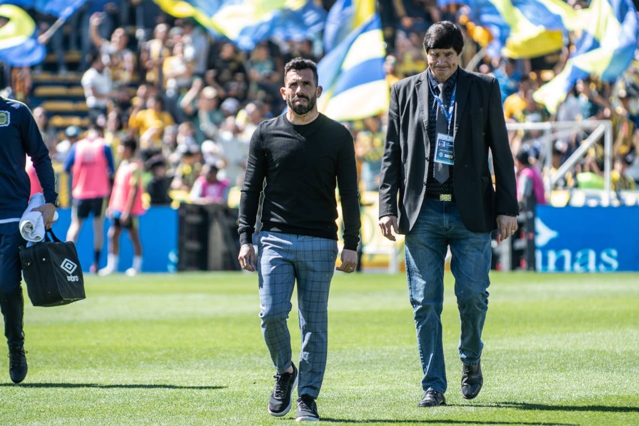 Carlos Tevez comenzó su carrera de director técnico en Rosario Central a los 38 años.