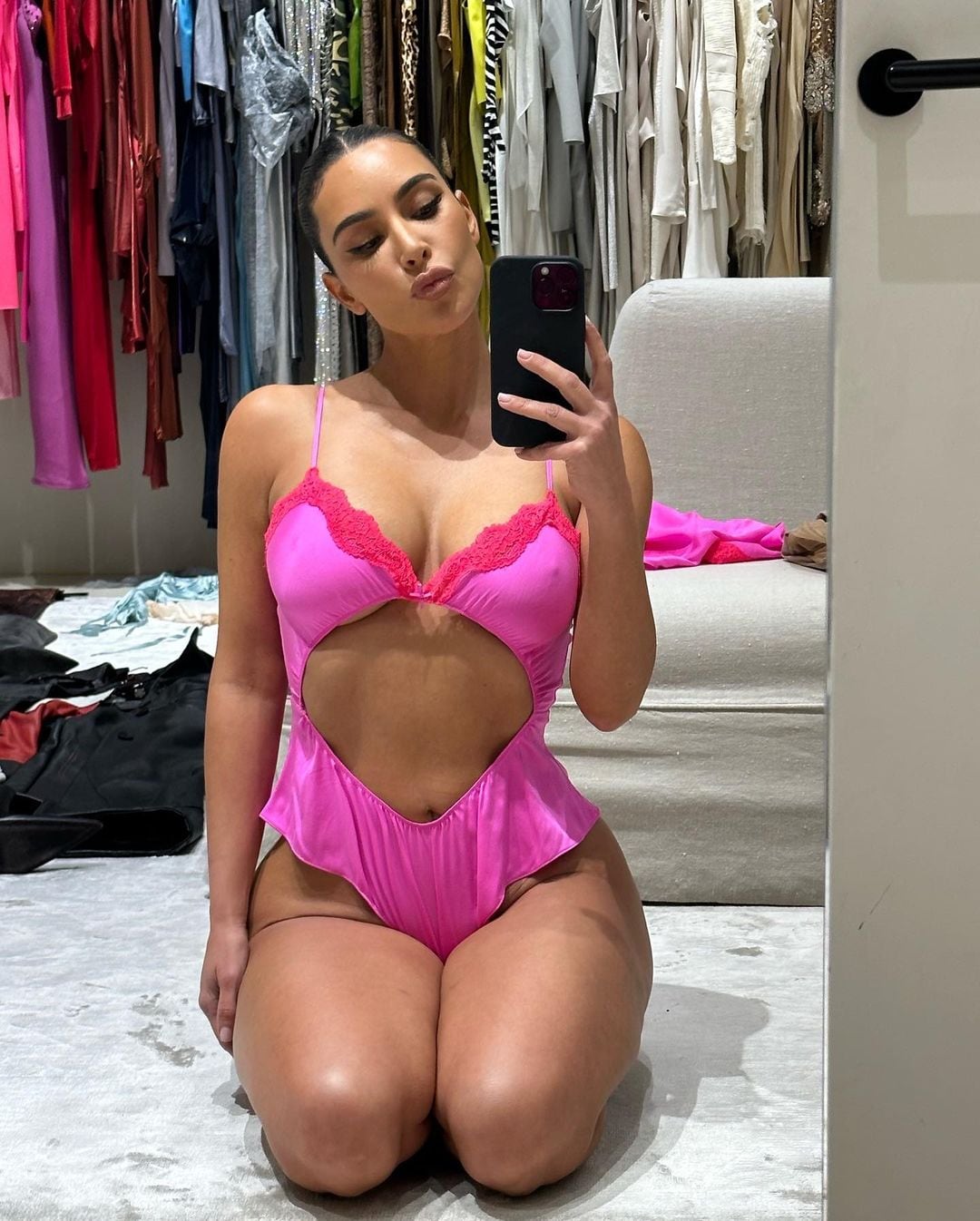 Kim Kardashian lució una lencería romántica para San Valentín.