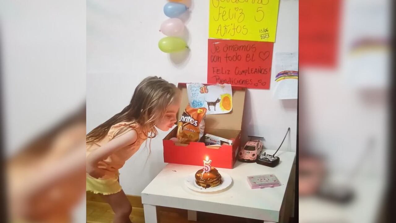 Juanita cumple 5 años y está feliz en su festejo