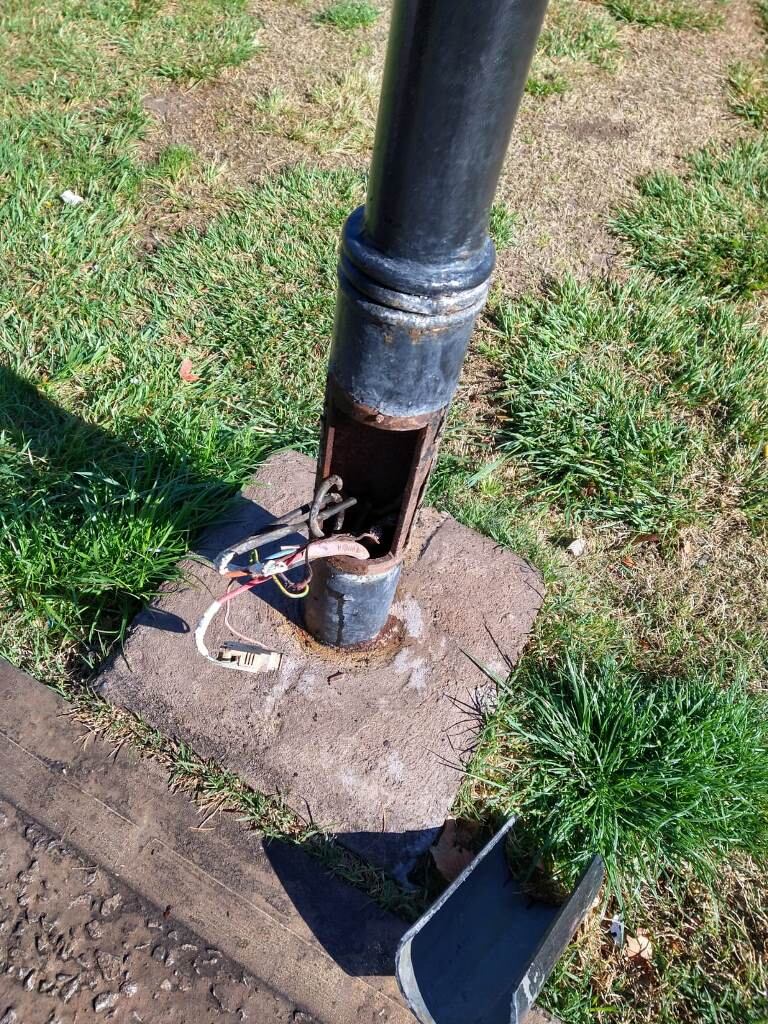 Vándalos rompieron las luminarias en el parque Hipólito Yrigoyen y dejaron un amplio sector a oscuras. 